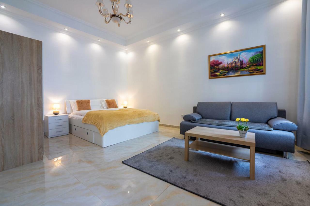 Town Hall Apartment — Photos 3
