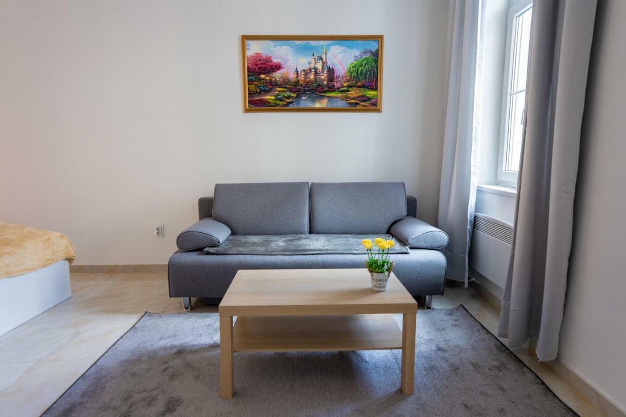 Town Hall Apartment — Photos 2
